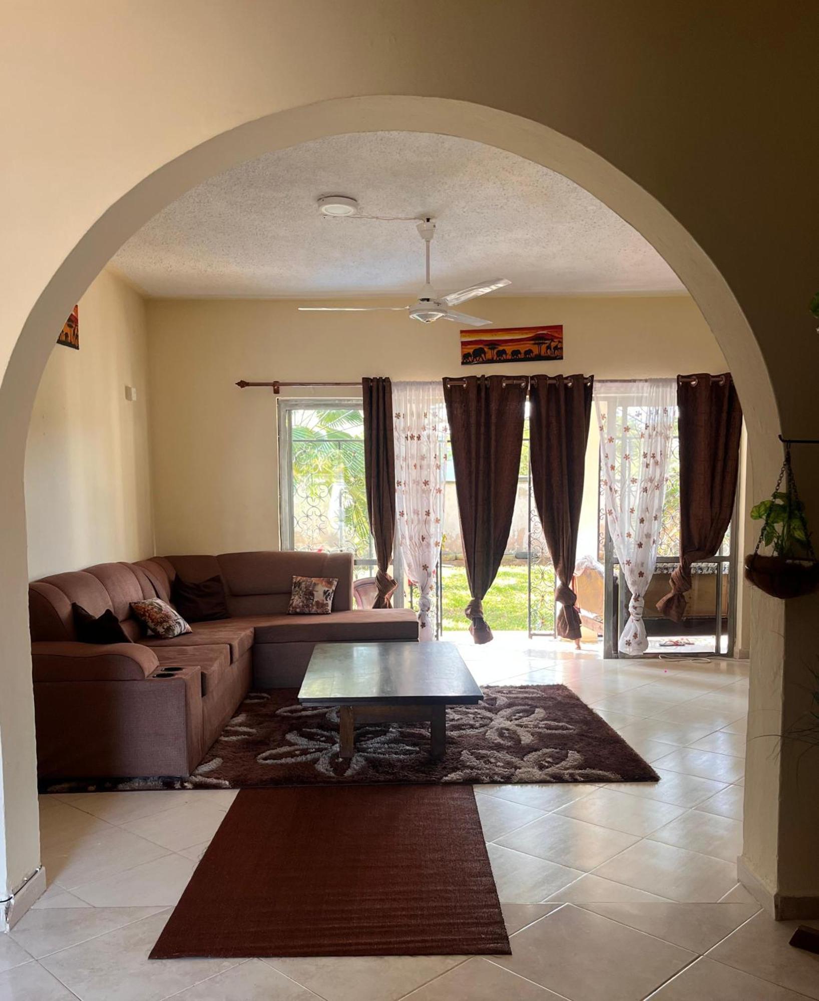 Akogo House - Bnb , Hostel, Backpackers & Volunteer Center Mombasa Luaran gambar